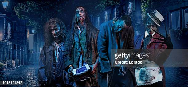 zombis atacando en formación - horror movie fotografías e imágenes de stock