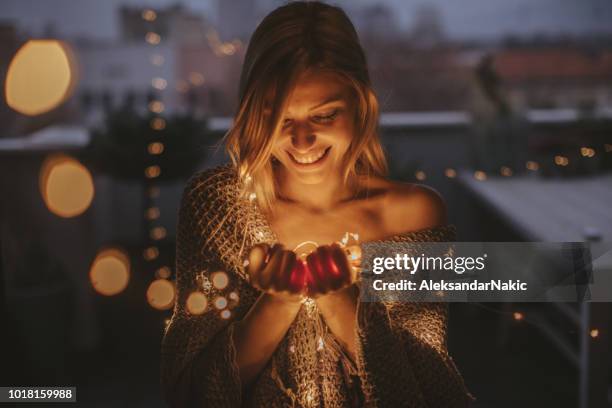 geweldige vakantie momenten - woman enjoying night stockfoto's en -beelden