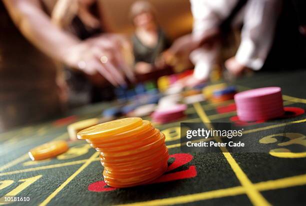 people placing bets at roulette table, close up - roulette photos et images de collection