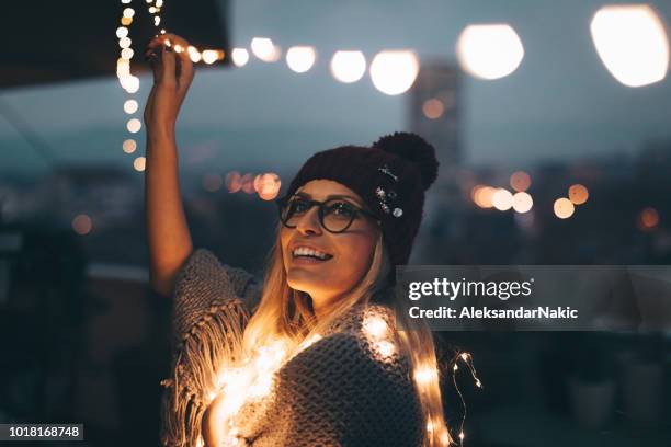 mi terraza está listo para las vacaciones de invierno - string light fotografías e imágenes de stock