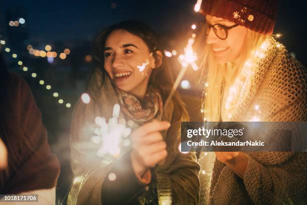 urlaub in der stadt - sparkler stock-fotos und bilder