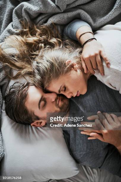 el tipo de amor para construir un sueño - pareja abrazados cama fotografías e imágenes de stock