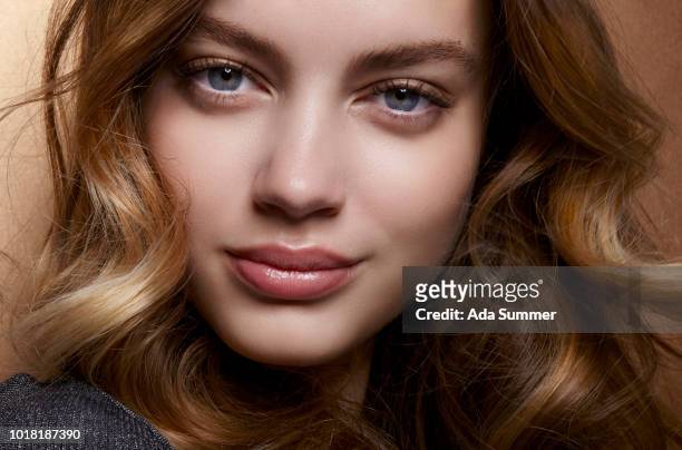 beautiful woman with long dark blond wavy hair - frau locken beauty nicht draußen stock-fotos und bilder