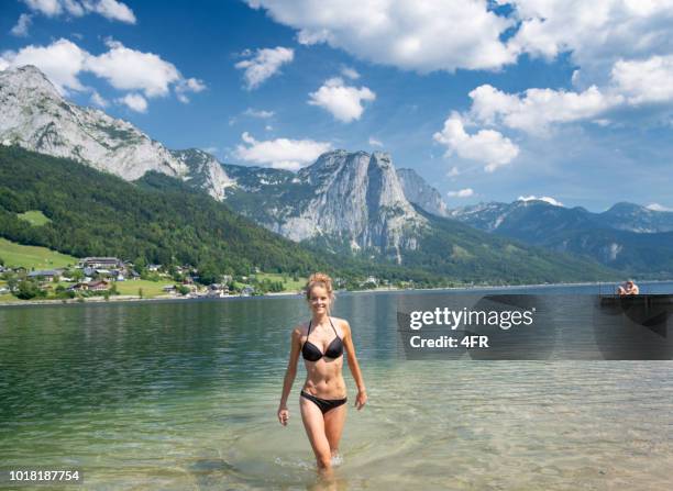 frau im bikini, see grundlsee, österreich - styria stock-fotos und bilder