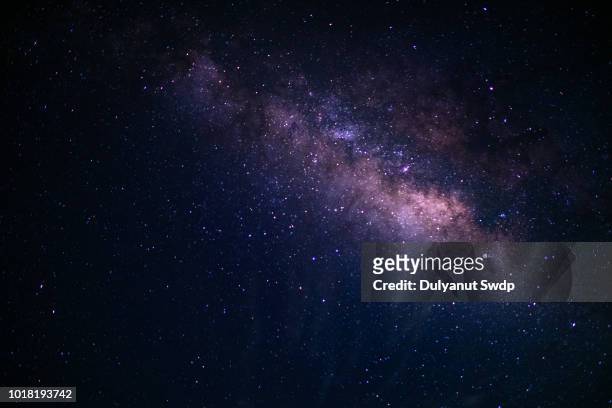 milky way galaxy background - textfreiraum stock-fotos und bilder