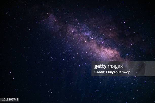 milky way galaxy background - copy space photos et images de collection