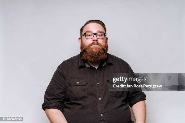 big man with beard and glasses - big beard stockfoto's en -beelden