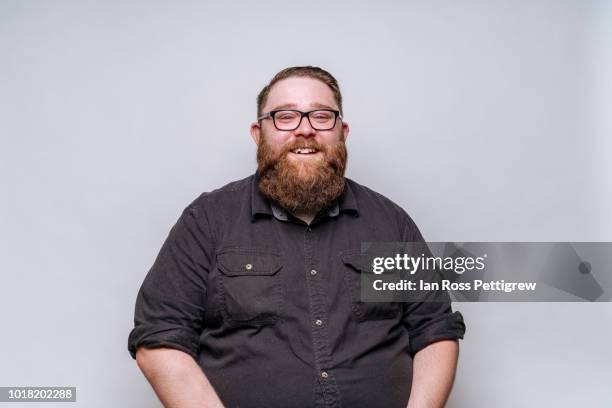 big man with beard and glasses - fett stock-fotos und bilder