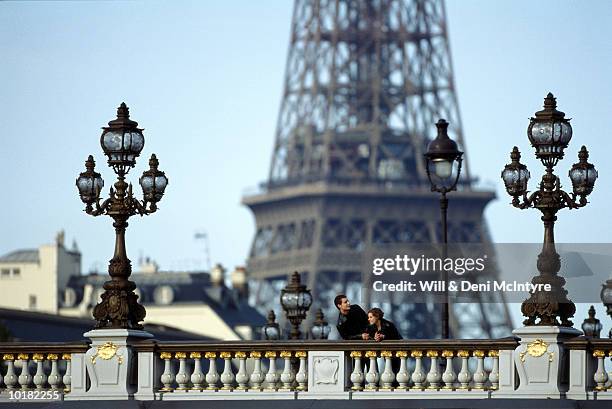couple, alexandre iii bridge, paris, france - pont alexandre iii stock pictures, royalty-free photos & images
