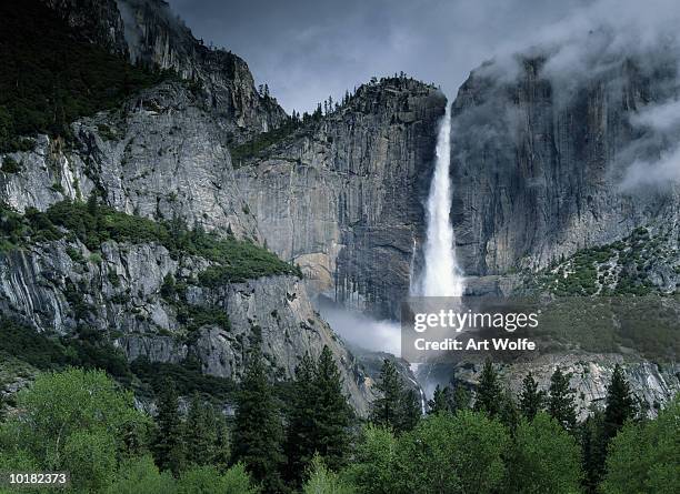 yosemite falls, yosemite national park, california, usa - yosemite national park stock-fotos und bilder