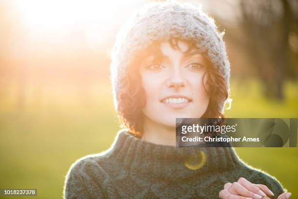 draußen kälte portrait of young woman - gesicht kälte stock-fotos und bilder