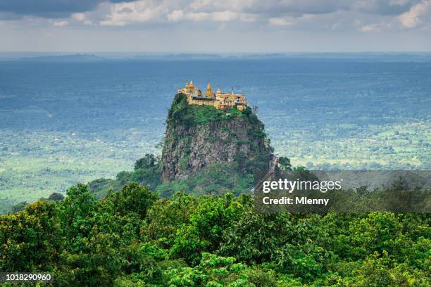 taung kalat mosteiro monte popa myanmar - monte popa - fotografias e filmes do acervo