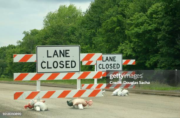 road closed sign and barricade on a highway - detour stock pictures, royalty-free photos & images