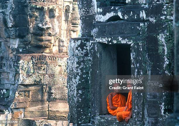 cambodian monks sit  in angkor wat - angkor wat photos et images de collection