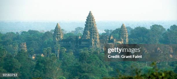 angkor wat late after noon overview - angkor wat - fotografias e filmes do acervo