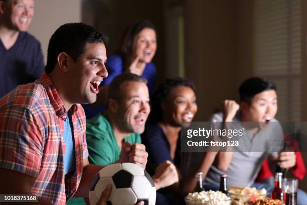 fans de football regarder le match à la maison à la télévision. - friendly match photos et images de collection