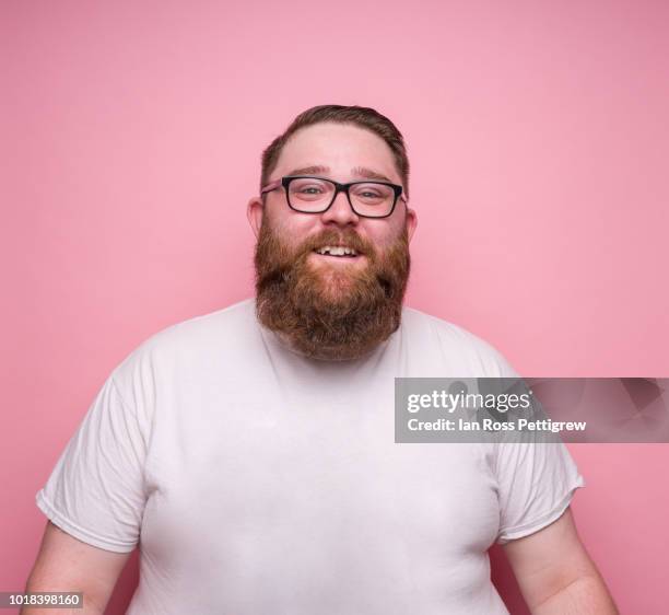 large bearded man on pink background - hombre gordo fotografías e imágenes de stock