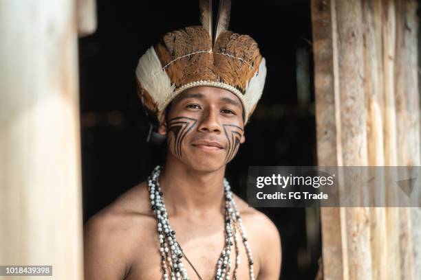 indigenen brasilianischen jungen mann portrait von guarani ethnizität zu hause - handsome native american men stock-fotos und bilder