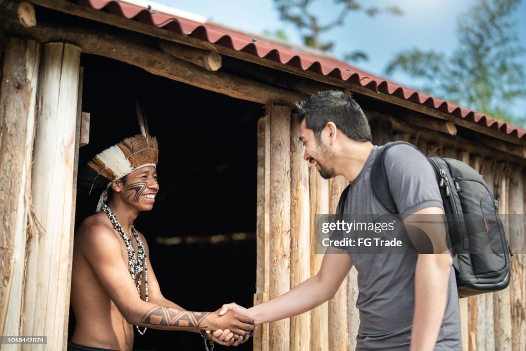Indígenas brasileños jóvenes hombre retrato de etnia guaraní, dar la bienvenida al turista