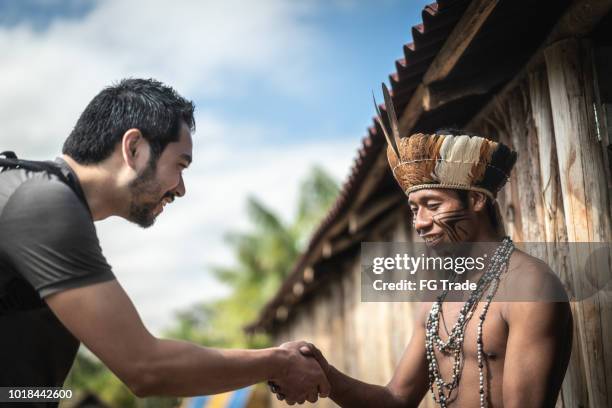 indígenas brasileños jóvenes hombre retrato de etnia guaraní, dar la bienvenida al turista - humility fotografías e imágenes de stock