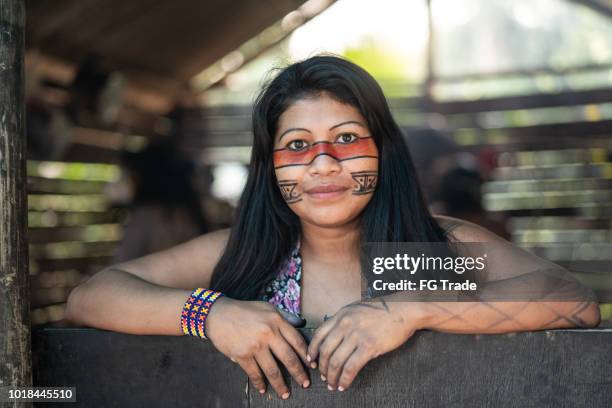 einheimische junge brasilianerin, porträt von guarani ethnicity in einer hütte - anthropologie stock-fotos und bilder