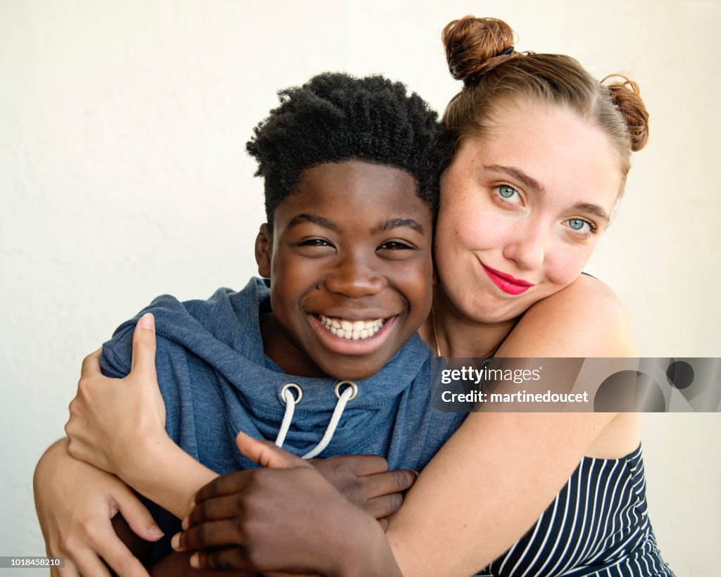 Jeune femme de race blanche et portrait de garçon afro-américain.
