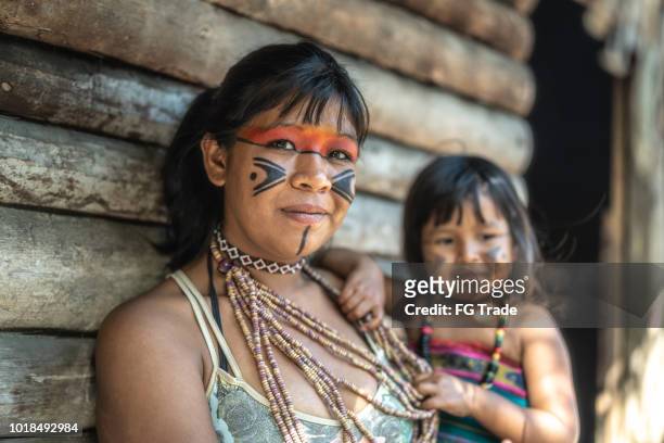 inheemse braziliaanse jonge vrouw en haar kind, portret van tupi guarani etniciteit - culturen stockfoto's en -beelden