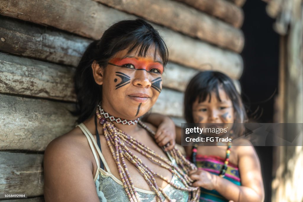 Inhemska brasilianska ung kvinna och hennes barn, porträtt från Tupi Guarani etnicitet