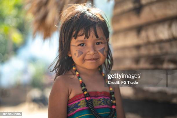 先住民族のブラジルの子供たち、トゥピ族グアラニー語民族性からの肖像画 - 先住民文化 ストックフォトと画像