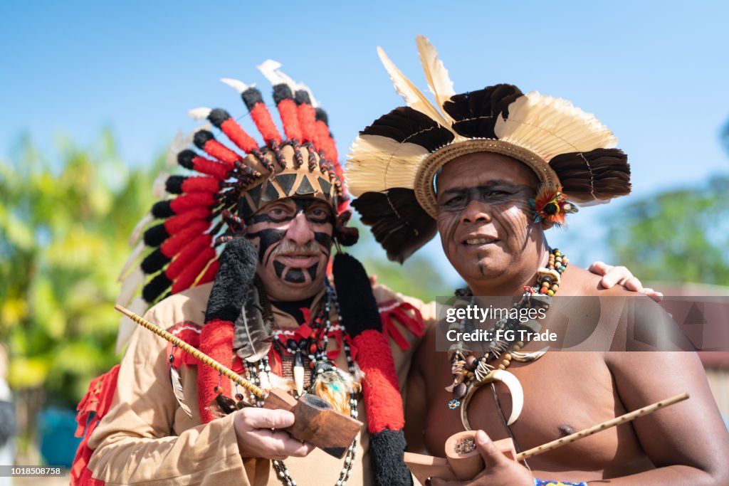Retrato de indígenas brasileños jóvenes de Tupi guaraní etnia