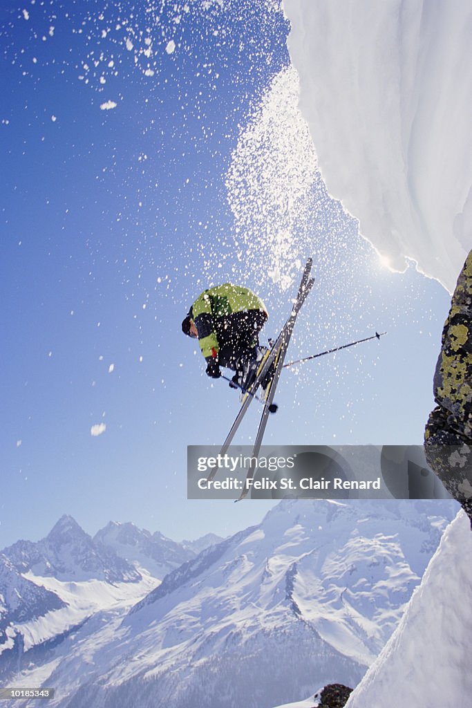 SKIER JUMPING