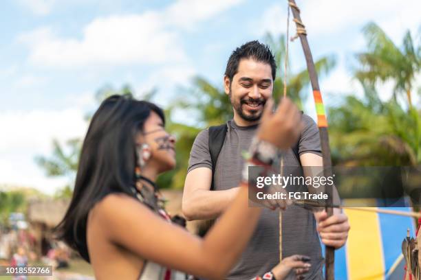 turismo lecciones de tupi guarani tribu indígena, con arco y flecha, brasil - estado del amazonas brasil fotografías e imágenes de stock