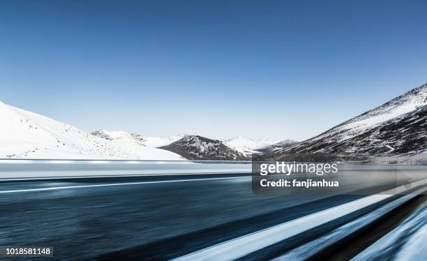 plateau road,tibet - snow covered road stockfoto's en -beelden