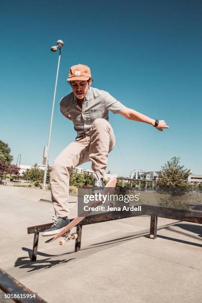 skateboarder in air, skateboarder jumping, skateboarder jump at skatepark - khakihose stock-fotos und bilder