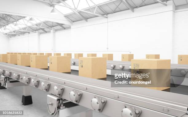 kartonnen dozen op transportband - boxes conveyor belt stockfoto's en -beelden