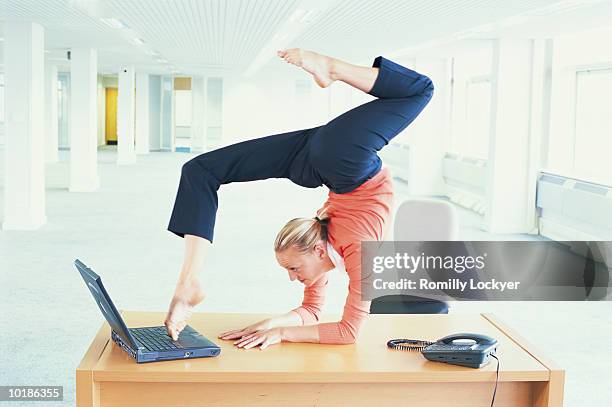contortionist using laptop computer with feet - contorto foto e immagini stock