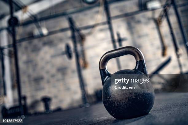 close-up de kettlebell no chão em um ginásio. - kettlebell - fotografias e filmes do acervo