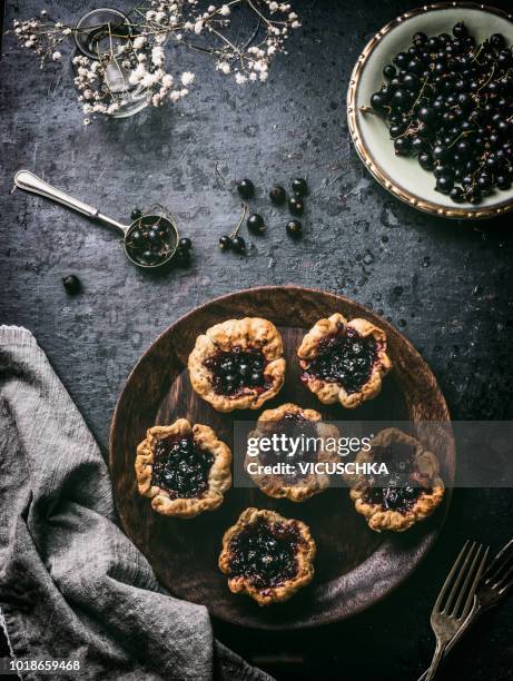 small cakes with a black currant and jam - currant cake stock pictures, royalty-free photos & images