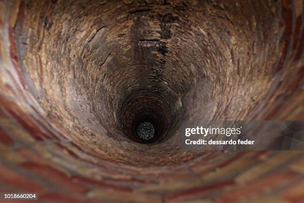 roman well - poco profundo imagens e fotografias de stock