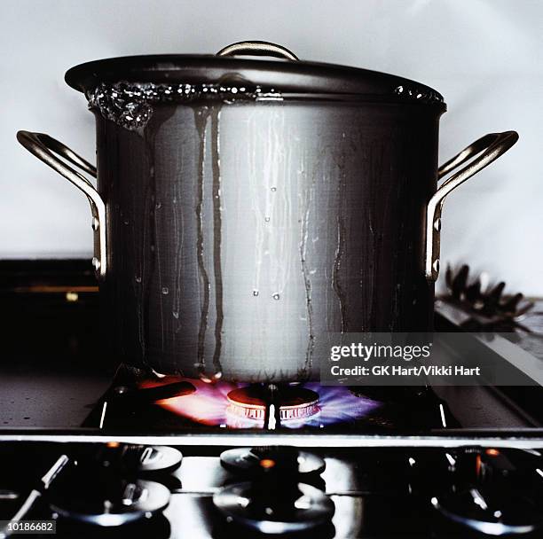 pot on stove boiling over - saucepan - fotografias e filmes do acervo