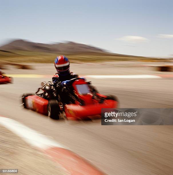 competitive go-cart racing, blurred - corrida de cart - fotografias e filmes do acervo