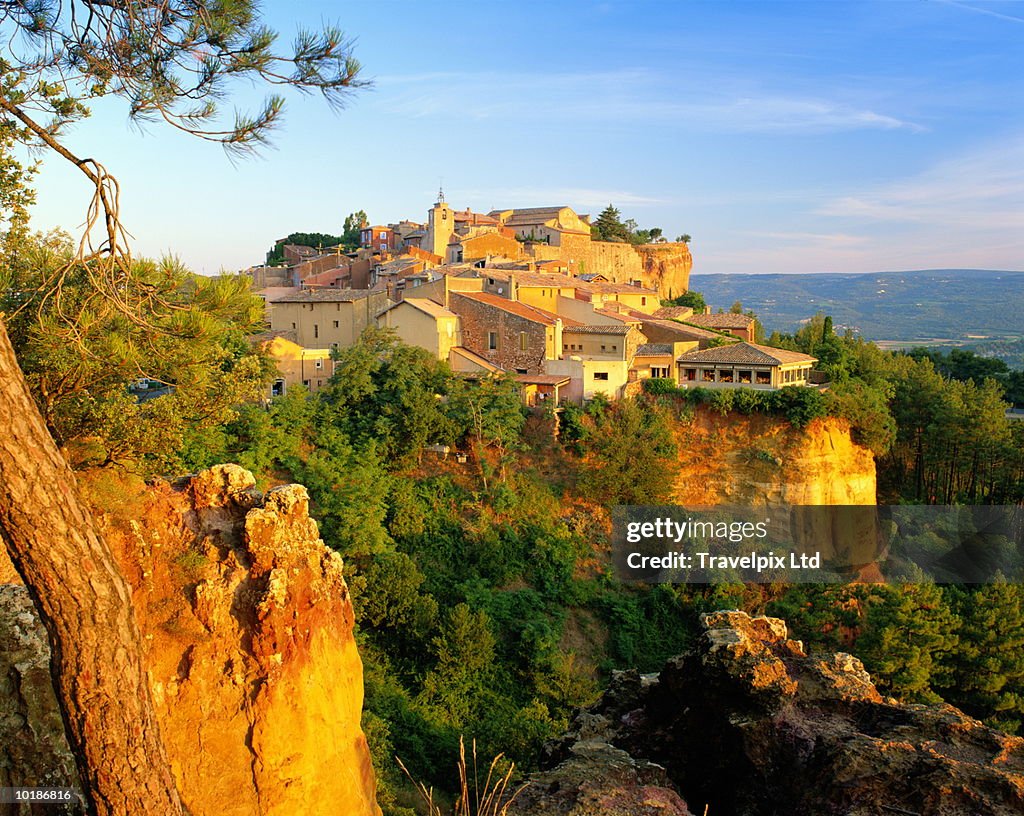 FRANCE, PROVENCE, ROUSSILLON, MORNING LIGHT ON CLIFF TOP VILLAGE