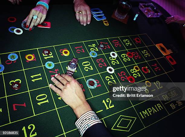 people at roulette table, close-up - casino interior photos et images de collection