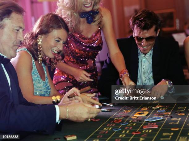 group of people at roulette table, close-up - roleta, jogos - fotografias e filmes do acervo