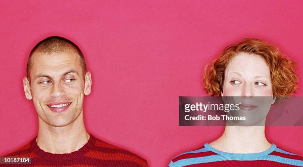 couple glancing at each other, close-up - flirting stockfoto's en -beelden