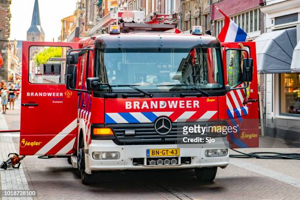 brandbil för holländska brandkår i den gamla stan kampen - extinguishing bildbanksfoton och bilder