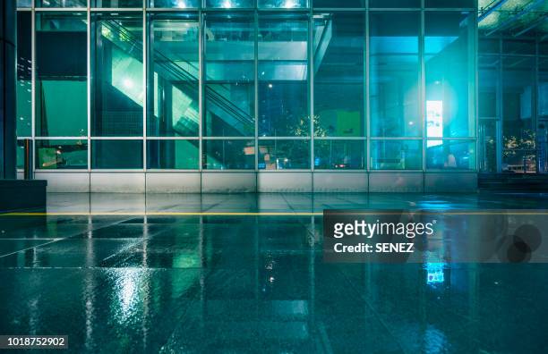 rainy ground, empty square front of modern architectures - urban square city night stock-fotos und bilder
