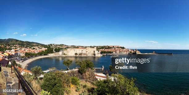 collioure panorama - famous historic village in south of france (languedoc-roussillon) - pirenéus orientais imagens e fotografias de stock