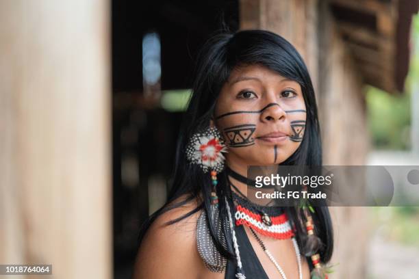 einheimische junge brasilianerin, porträt von guarani ethnizität - traditional culture stock-fotos und bilder