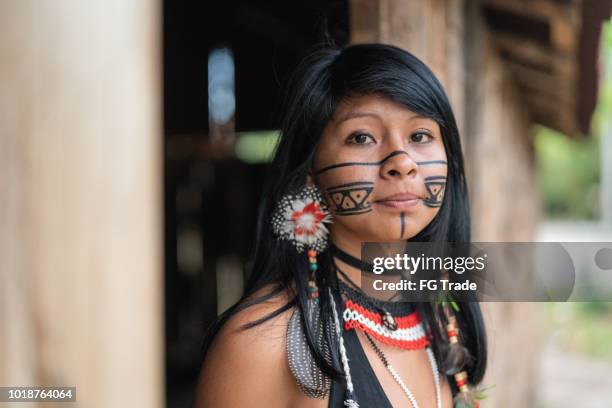 indígena brasileña joven, retrato de la etnia guaraní - tradición fotografías e imágenes de stock